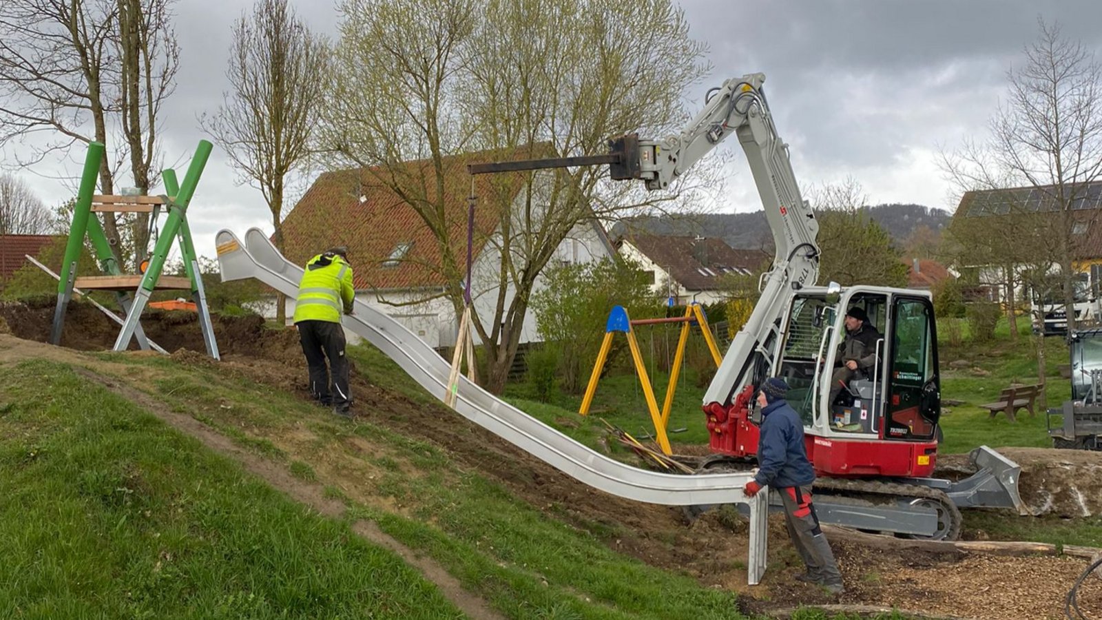 Gemeinschaftswerk: Zahlreiche Helfer haben die neue Rutschanlage aufgebaut. Foto: p Gemeinschaftswerk: Zahlreiche Helfer haben die neue Rutschanlage aufgebaut. Foto: p
