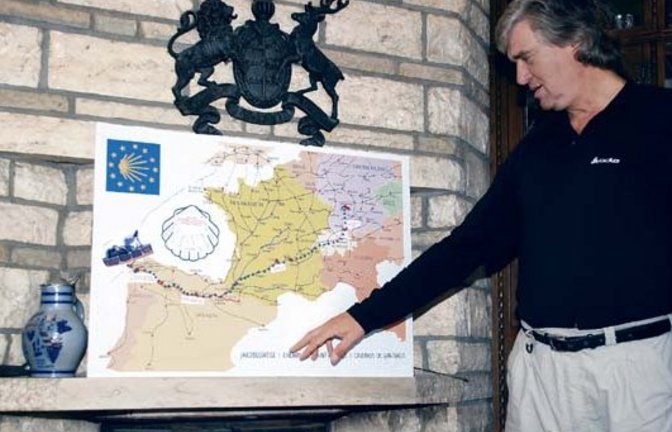 Rainer Schumacher vor der Route des Jakobswegs. 2600 Kilometer hat er in vier Monaten zurückgelegt. Foto: Bögel