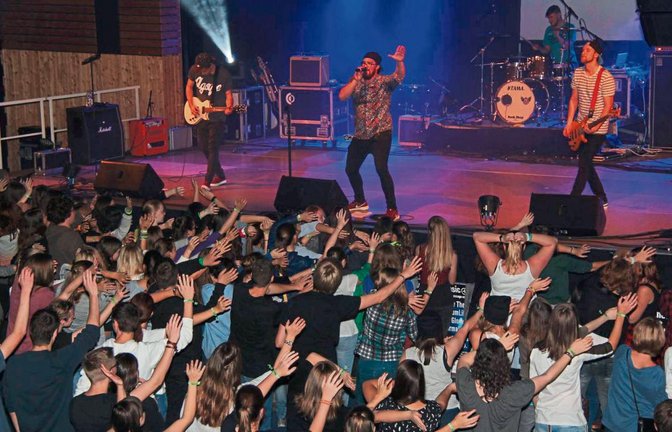 Als erste Band des Abends heizten die vier Jungs von Normal ist Anders dem Publikum in der Sersheimer Sport- und Kulturhalle ein.  Foto: Elsässer