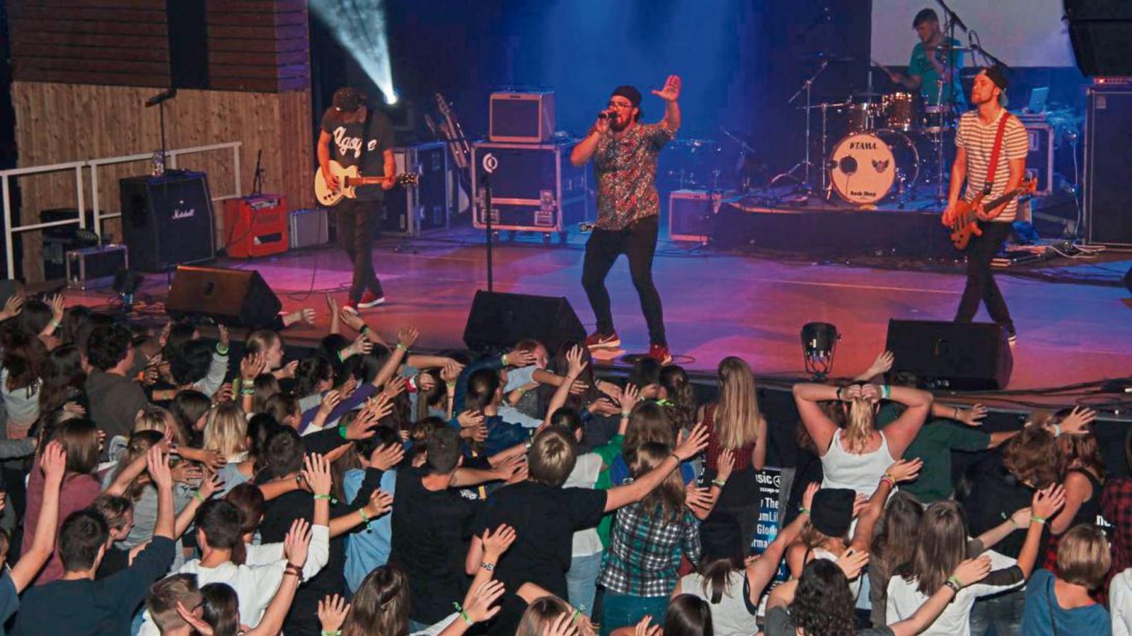 Als erste Band des Abends heizten die vier Jungs von Normal ist Anders dem Publikum in der Sersheimer Sport- und Kulturhalle ein.  Foto: Elsässer