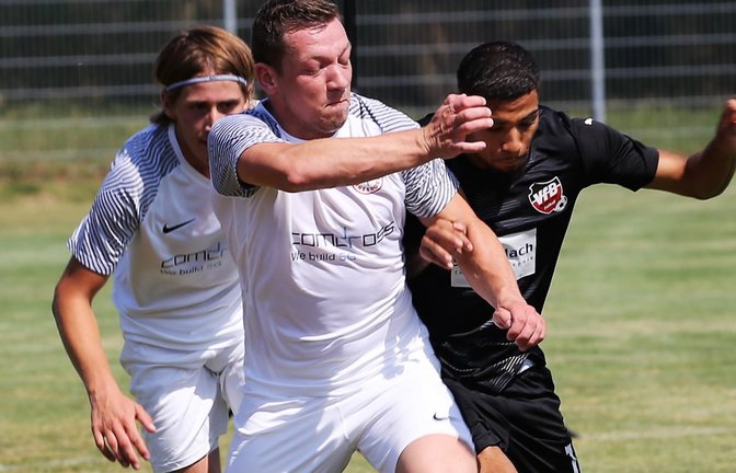 Die beiden Nussdorfer Zugänge Manuel Gayer und Marcel Gerschwitz (von links) laufen Neckarrems Elisandro Ferreira gemeinsam den Ball ab. <span class='image-autor'>Foto: Küppers</span>
