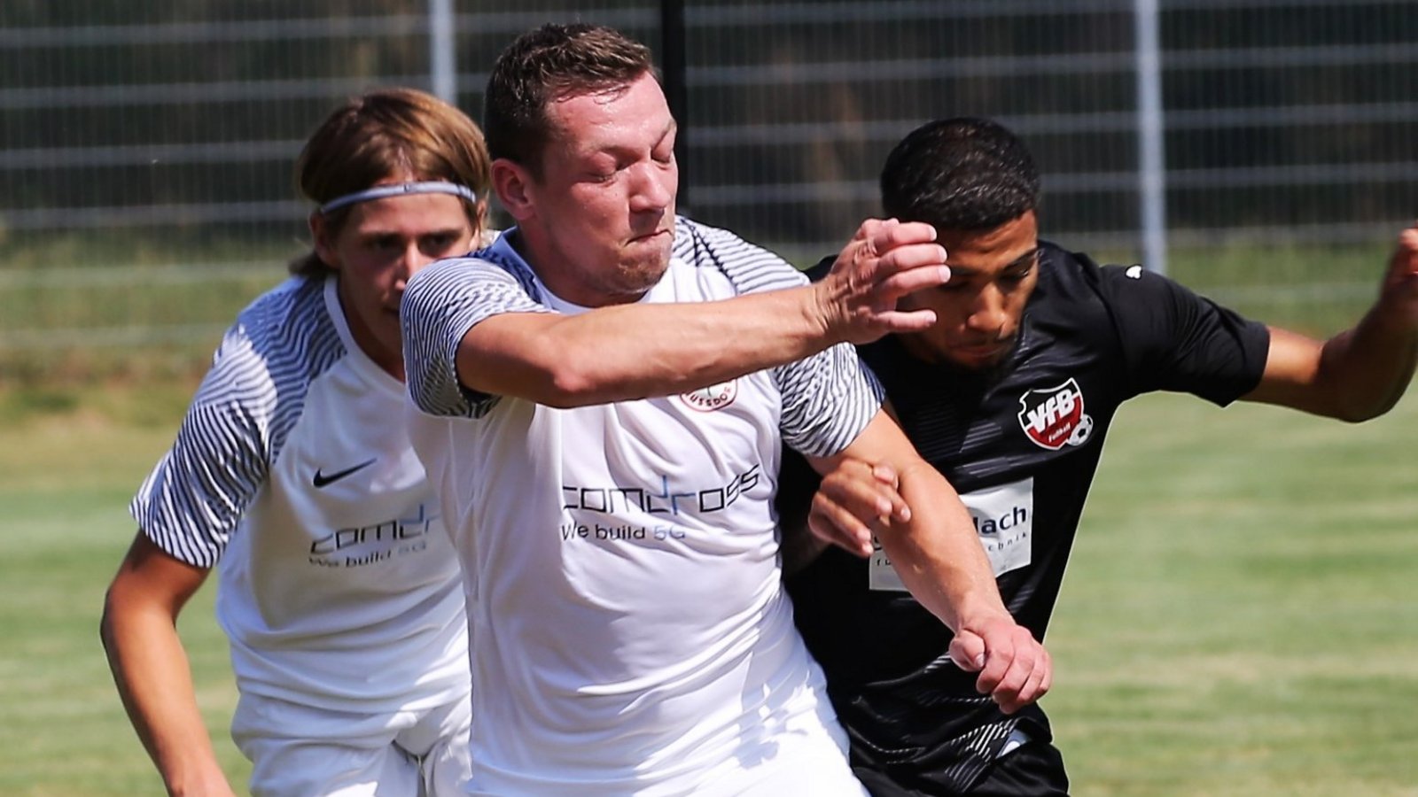 Die beiden Nussdorfer Zugänge Manuel Gayer und Marcel Gerschwitz (von links) laufen Neckarrems Elisandro Ferreira gemeinsam den Ball ab. Foto: Küppers Die beiden Nussdorfer Zugänge Manuel Gayer und Marcel Gerschwitz (von links) laufen Neckarrems Elisandro Ferreira gemeinsam den Ball ab. Foto: Küppers