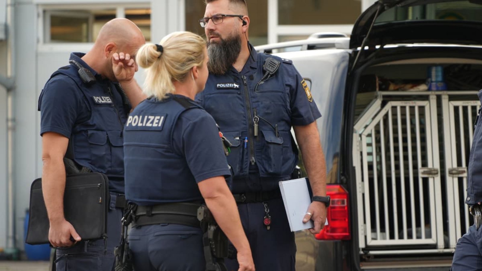 Am frühen Morgen war in einer Passage nahe dem Bahnhof ein unbekannter Gegenstand explodiert. Die Sicherheitskräfte waren in Alarmbereitschaft.Felix Kirberg/dpa Am frühen Morgen war in einer Passage nahe dem Bahnhof ein unbekannter Gegenstand explodiert. Die Sicherheitskräfte waren in Alarmbereitschaft.Felix Kirberg/dpa