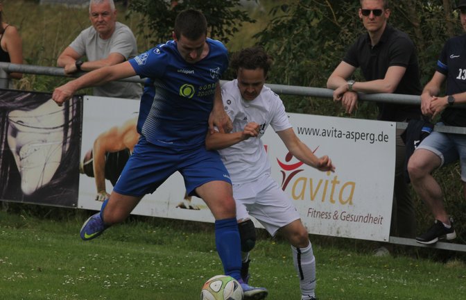 Ausbremsen lassen will sich die SGM Riexingen II im entscheidenden Relegationsspiel gegen den FC Mezopotamya Bietigheim nicht wie Lukas Fröschle (von rechts) im Duell mit dem FV Kirchheim von Dominik Weigel. <span class='image-autor'>Foto: Nachreiner</span>