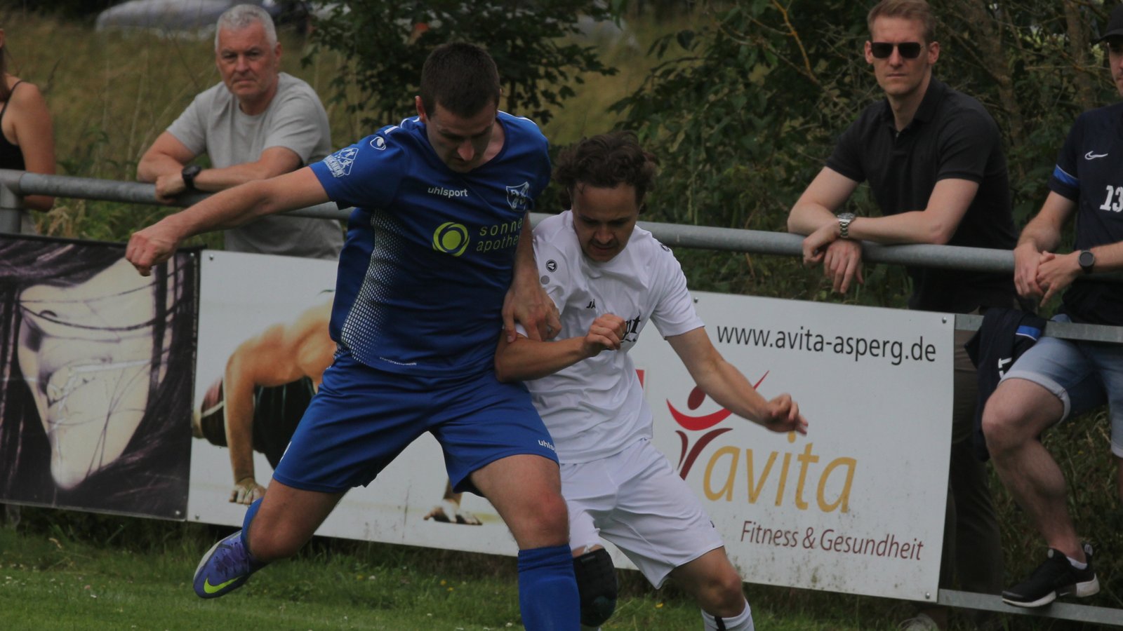 Ausbremsen lassen will sich die SGM Riexingen II im entscheidenden Relegationsspiel gegen den FC Mezopotamya Bietigheim nicht wie Lukas Fröschle (von rechts) im Duell mit dem FV Kirchheim von Dominik Weigel. Foto: Nachreiner Ausbremsen lassen will sich die SGM Riexingen II im entscheidenden Relegationsspiel gegen den FC Mezopotamya Bietigheim nicht wie Lukas Fröschle (von rechts) im Duell mit dem FV Kirchheim von Dominik Weigel. Foto: Nachreiner