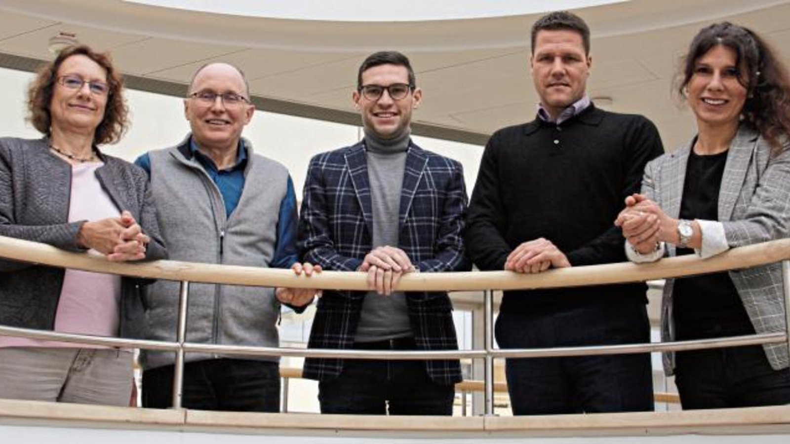 Die Beiräte, Prof. Dr. Renate Schepker (links), Dirk Berner (Mitte) und Katja Kreeb (rechts) mit den Geschäftsführern der von beiden Gesellschafter von In-Takt, Prof. Dr. Rainer Blank (Kinderzentrum Maulbronn, 2. von links) und Michael Eichhorst (Zentrum für Psychiatrie Calw). Foto: LE Die Beiräte, Prof. Dr. Renate Schepker (links), Dirk Berner (Mitte) und Katja Kreeb (rechts) mit den Geschäftsführern der von beiden Gesellschafter von In-Takt, Prof. Dr. Rainer Blank (Kinderzentrum Maulbronn, 2. von links) und Michael Eichhorst (Zentrum für Psychiatrie Calw). Foto: LE