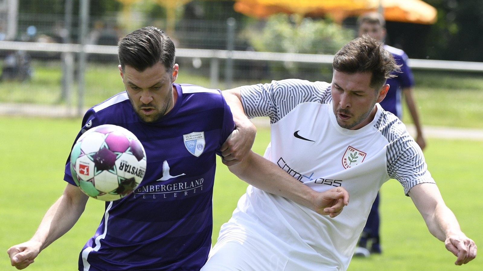 Für die SGM Roßwag/Mühlhausen (links Marius Zimmermann) hat der Sieg beim Stadtpokal einenMotivationsschub gebracht. Foto: Leitner Für die SGM Roßwag/Mühlhausen (links Marius Zimmermann) hat der Sieg beim Stadtpokal einenMotivationsschub gebracht. Foto: Leitner