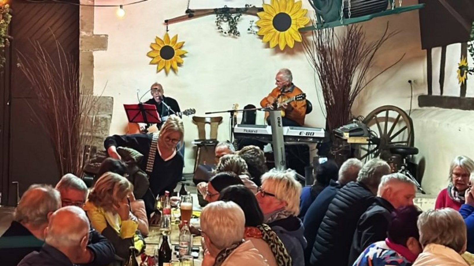Das Kelterfest in Aurich kommt mit Musik und deftigen Speisen gut an. Foto: Hammel Das Kelterfest in Aurich kommt mit Musik und deftigen Speisen gut an. Foto: Hammel