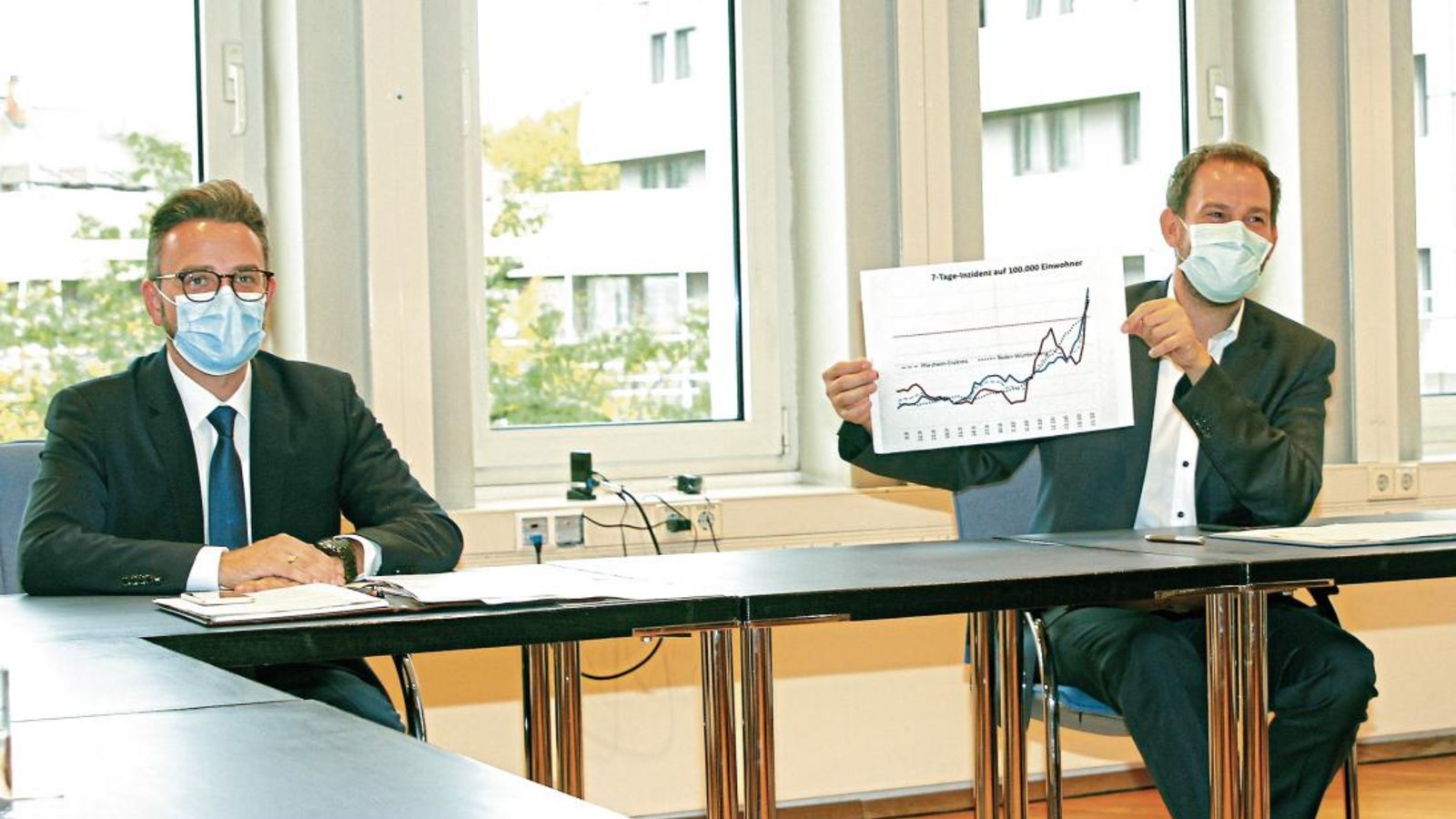 Landrat Bastian Rosenau (rechts) und Oberbürgermeister Peter Boch im Corona-Krisenmodus. Der Landrat zeigt hier eine Grafik der Entwicklung der Neuinfektionen im Zuständigkeitsbereich des gemeinsamen Gesundheimsamtes. Foto: Kollros Landrat Bastian Rosenau (rechts) und Oberbürgermeister Peter Boch im Corona-Krisenmodus. Der Landrat zeigt hier eine Grafik der Entwicklung der Neuinfektionen im Zuständigkeitsbereich des gemeinsamen Gesundheimsamtes. Foto: Kollros