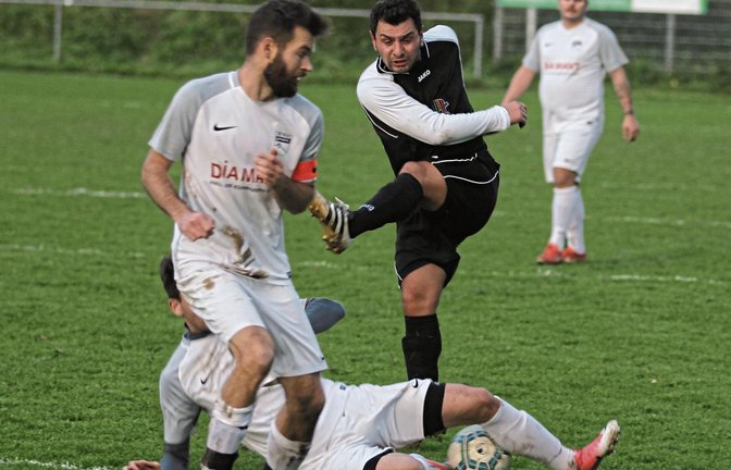 Björn Kachel und Marko Gazinkovski (am Boden) werfen sich in den Schuss von Sedat Yilmaz (hinten). Der Häfnerhaslacher Spielertrainer fordert, alle Gegner von Anfang an Ernst zu nehmen – und nicht nur Spitzenreiter SV Riet. Foto: Nachreiner