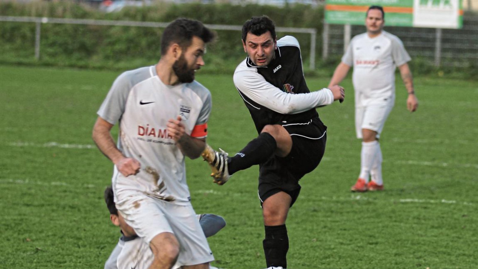 Björn Kachel und Marko Gazinkovski (am Boden) werfen sich in den Schuss von Sedat Yilmaz (hinten). Der Häfnerhaslacher Spielertrainer fordert, alle Gegner von Anfang an Ernst zu nehmen – und nicht nur Spitzenreiter SV Riet. Foto: Nachreiner Björn Kachel und Marko Gazinkovski (am Boden) werfen sich in den Schuss von Sedat Yilmaz (hinten). Der Häfnerhaslacher Spielertrainer fordert, alle Gegner von Anfang an Ernst zu nehmen – und nicht nur Spitzenreiter SV Riet. Foto: Nachreiner