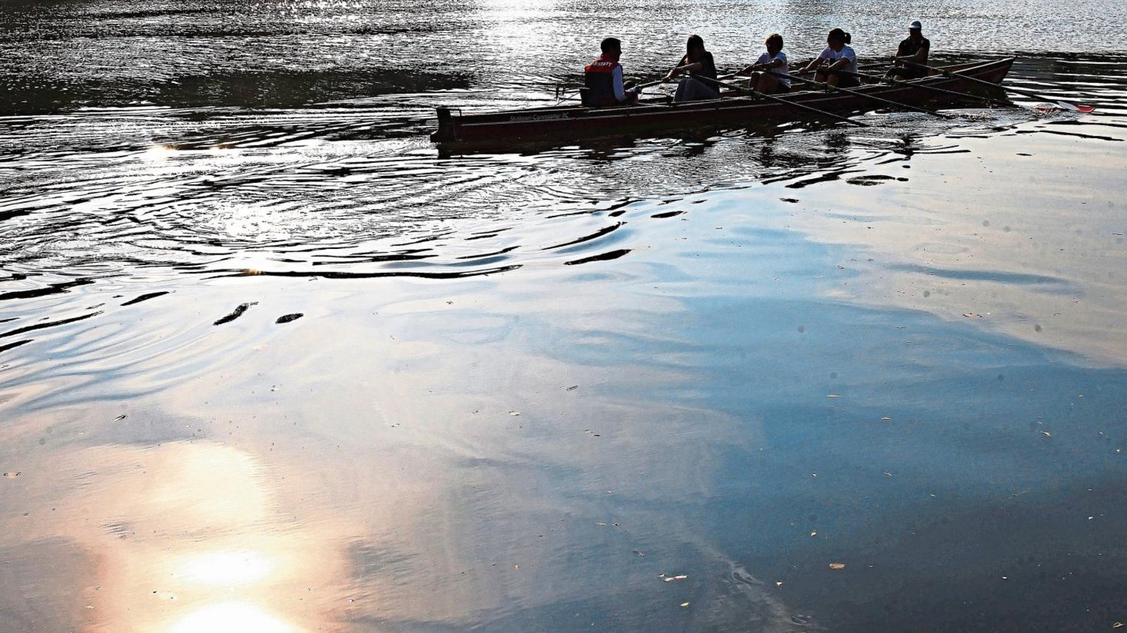 Per Muskelkraft den Neckar entlang: Das besondere am Rudersport ist für Viele die enge Verbindung von körperlicher Bewegung und der freien Natur. Fotos: Baumann