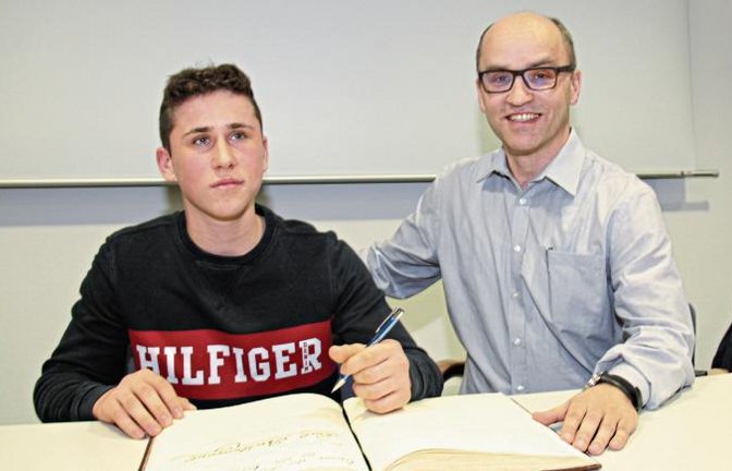 Karl Bschlangaul (links) und Bürgermeister Eiberger bei der Eintragung.  Foto: Romanowski