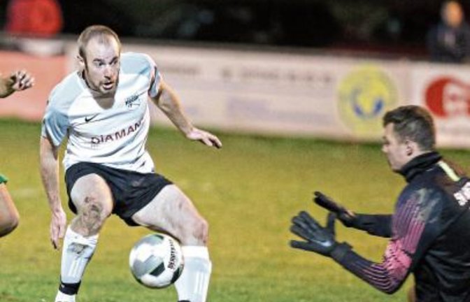 Cornelius Janzen (links), der für den SV Riet schon Einsätze in der Kreisliga A 3 absolvierte, ist dem SVR treu geblieben.  Foto: Küppers