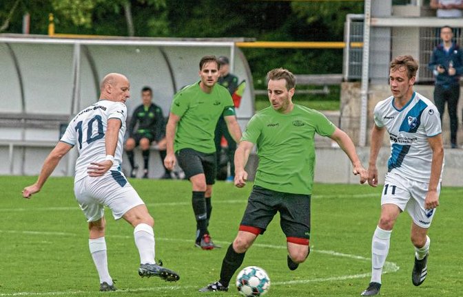 Johannes Wizemann (Mitte) gelang zwar gegen die Oberligareserve des FSV 08 Bietigheim-Bissingen der Anschlusstreffer zum 1:2. Zu mehr langte es für den TSV Nussdorf aber nicht. Foto: Bürkle