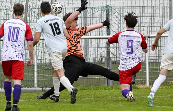 Leon Kugel (Nummer 9) erzielt für die SGM Nussdorf/Rosswag II den Anschlusstreffer zum 1:2. Sein Teamkollege Almir Mujkanovic dreht das Spiel später sogar zum 3:2-Heimsieg. <span class='image-autor'>Foto: Leitner</span>