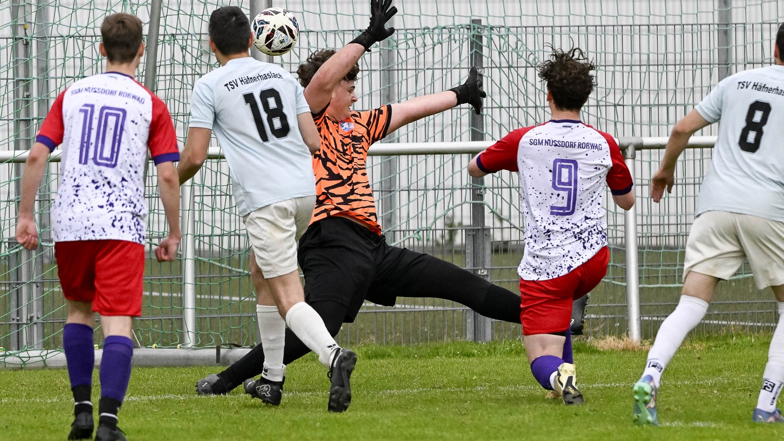 Leon Kugel (Nummer 9) erzielt für die SGM Nussdorf/Rosswag II den Anschlusstreffer zum 1:2. Sein Teamkollege Almir Mujkanovic dreht das Spiel später sogar zum 3:2-Heimsieg. Foto: Leitner Leon Kugel (Nummer 9) erzielt für die SGM Nussdorf/Rosswag II den Anschlusstreffer zum 1:2. Sein Teamkollege Almir Mujkanovic dreht das Spiel später sogar zum 3:2-Heimsieg. Foto: Leitner