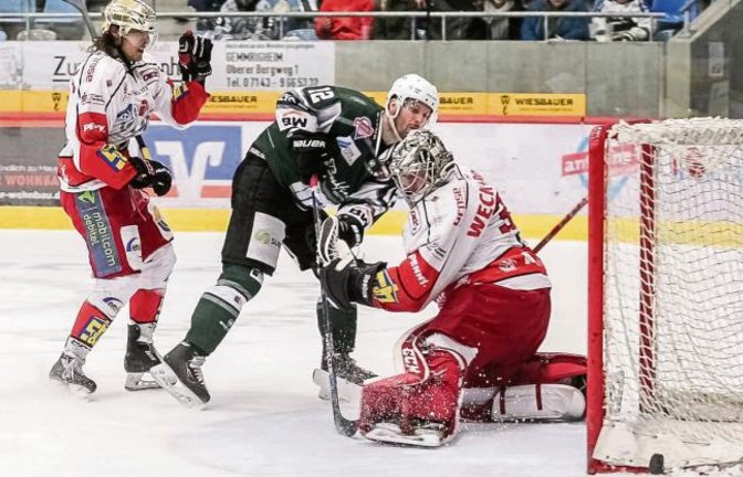 Dominic Auger (Mitte) schiebt den Puck um Haaresbreite am Tor vorbei. Foto: Simecek