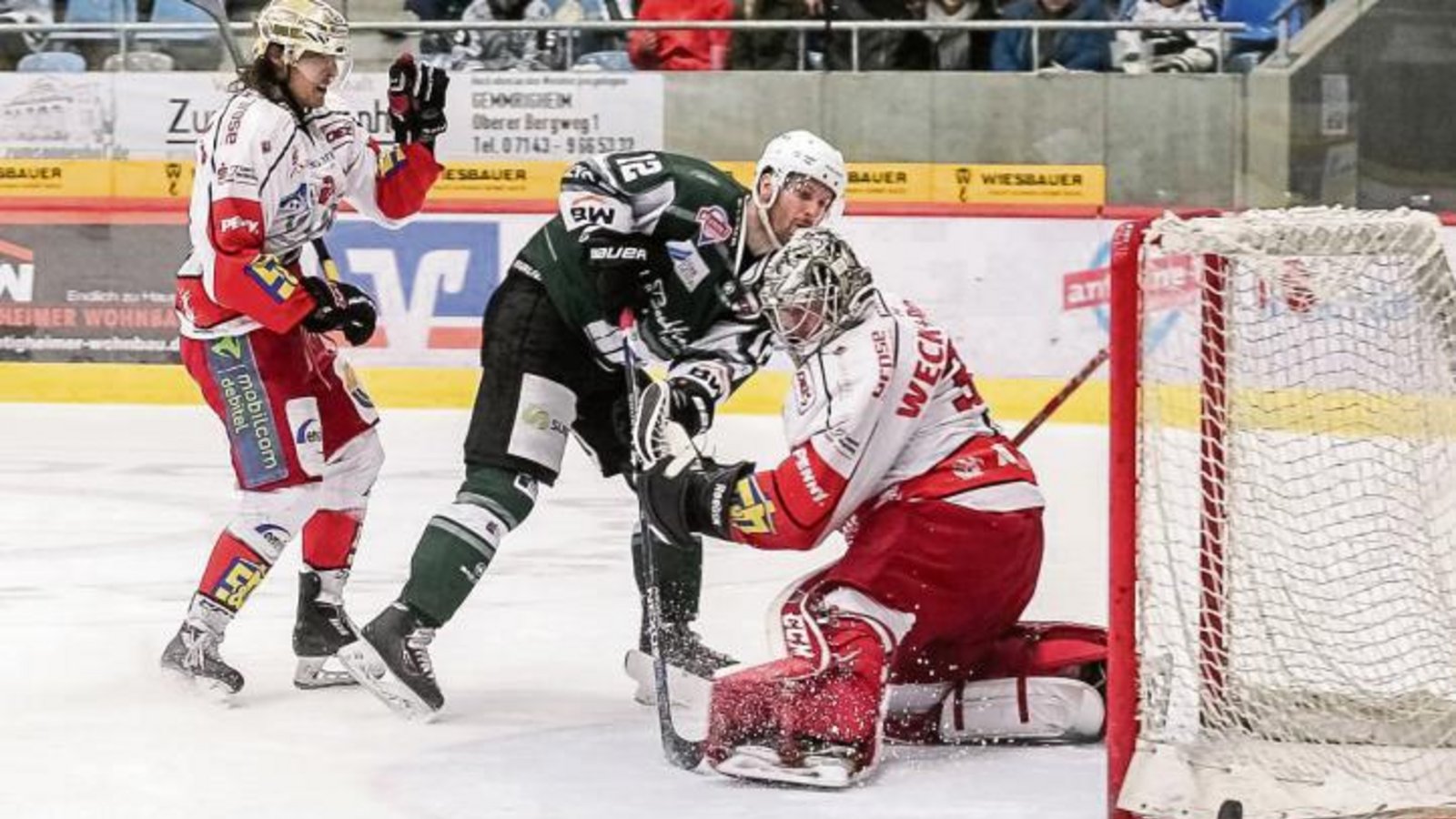 Dominic Auger (Mitte) schiebt den Puck um Haaresbreite am Tor vorbei. Foto: Simecek Dominic Auger (Mitte) schiebt den Puck um Haaresbreite am Tor vorbei. Foto: Simecek