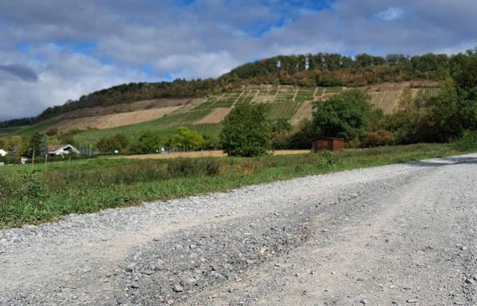 Spurrillen und Auswaschungen machen den Feldweg schwer befahrbar. <span class='image-autor'>Foto: Glemser</span>