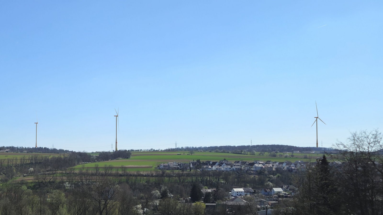 Vier Windräder sollen im Pulverdinger Holz entstehen. Noch steht nicht fest, wie es mit der Projektierung der Anlagen weitergeht. Visualisierung: Ramboll Deutschland GmbH Vier Windräder sollen im Pulverdinger Holz entstehen. Noch steht nicht fest, wie es mit der Projektierung der Anlagen weitergeht. Visualisierung: Ramboll Deutschland GmbH