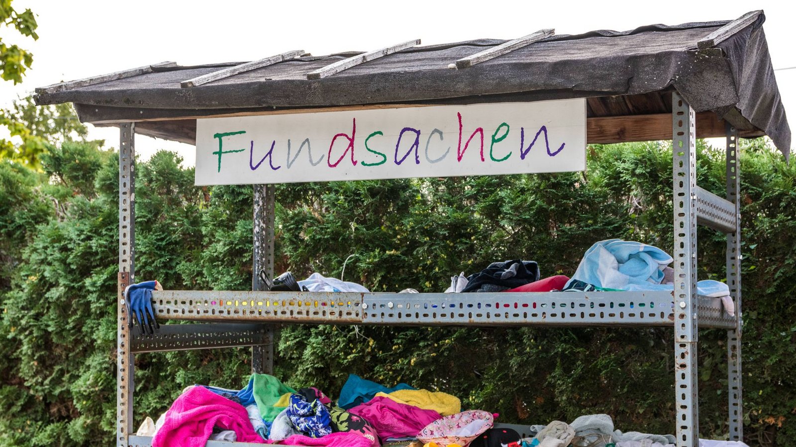 Wie kann es sein, dass in Fundgruben immer nur das liegt, was keiner vermisst, während die Dinge, die man sucht, verschwunden bleiben?Foto: imago/Michael Eichhammer/Michael Eichhammer Wie kann es sein, dass in Fundgruben immer nur das liegt, was keiner vermisst, während die Dinge, die man sucht, verschwunden bleiben?Foto: imago/Michael Eichhammer/Michael Eichhammer