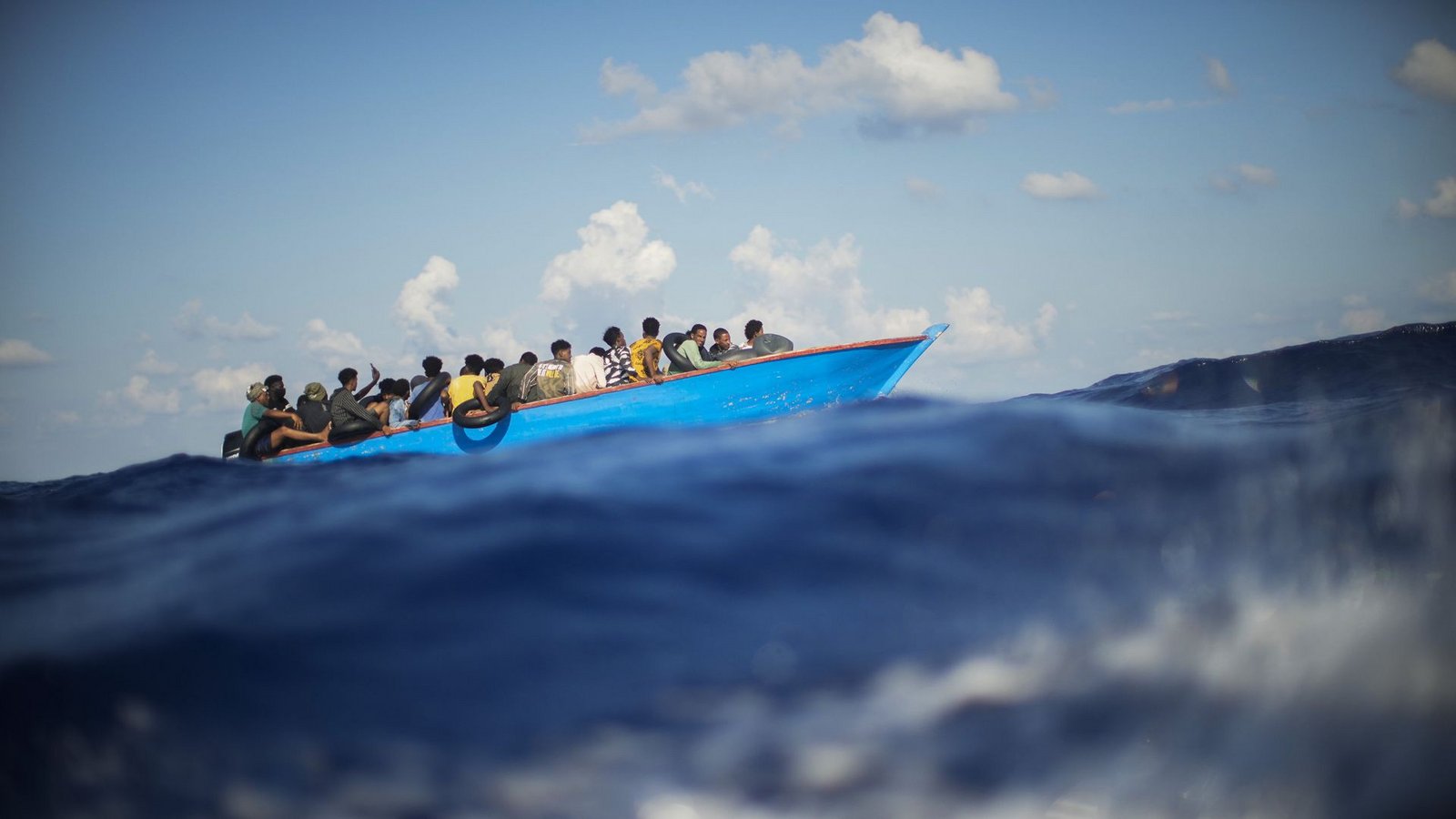 Bei der Überfahrt eines Flüchtlingsboots zur italienischen Mittelmeerinsel Lampedusa ist ein einjähriges Zwillingspaar ertrunken (Archivfoto).Foto: dpa/Francisco Seco Bei der Überfahrt eines Flüchtlingsboots zur italienischen Mittelmeerinsel Lampedusa ist ein einjähriges Zwillingspaar ertrunken (Archivfoto).Foto: dpa/Francisco Seco