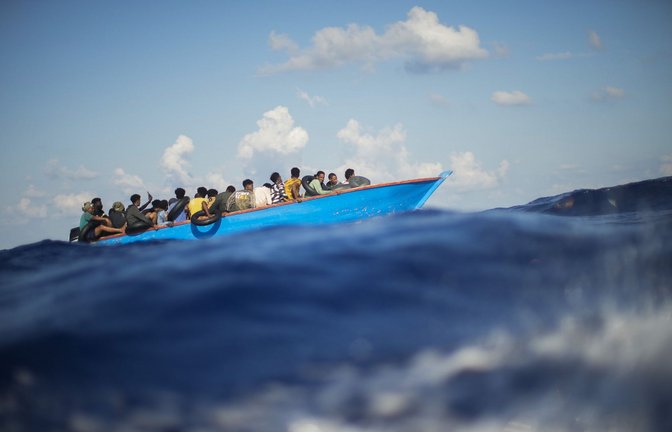 Bei der Überfahrt eines Flüchtlingsboots zur italienischen Mittelmeerinsel Lampedusa ist ein einjähriges Zwillingspaar  ertrunken (Archivfoto).<span class='image-autor'>Foto: dpa/Francisco Seco</span>