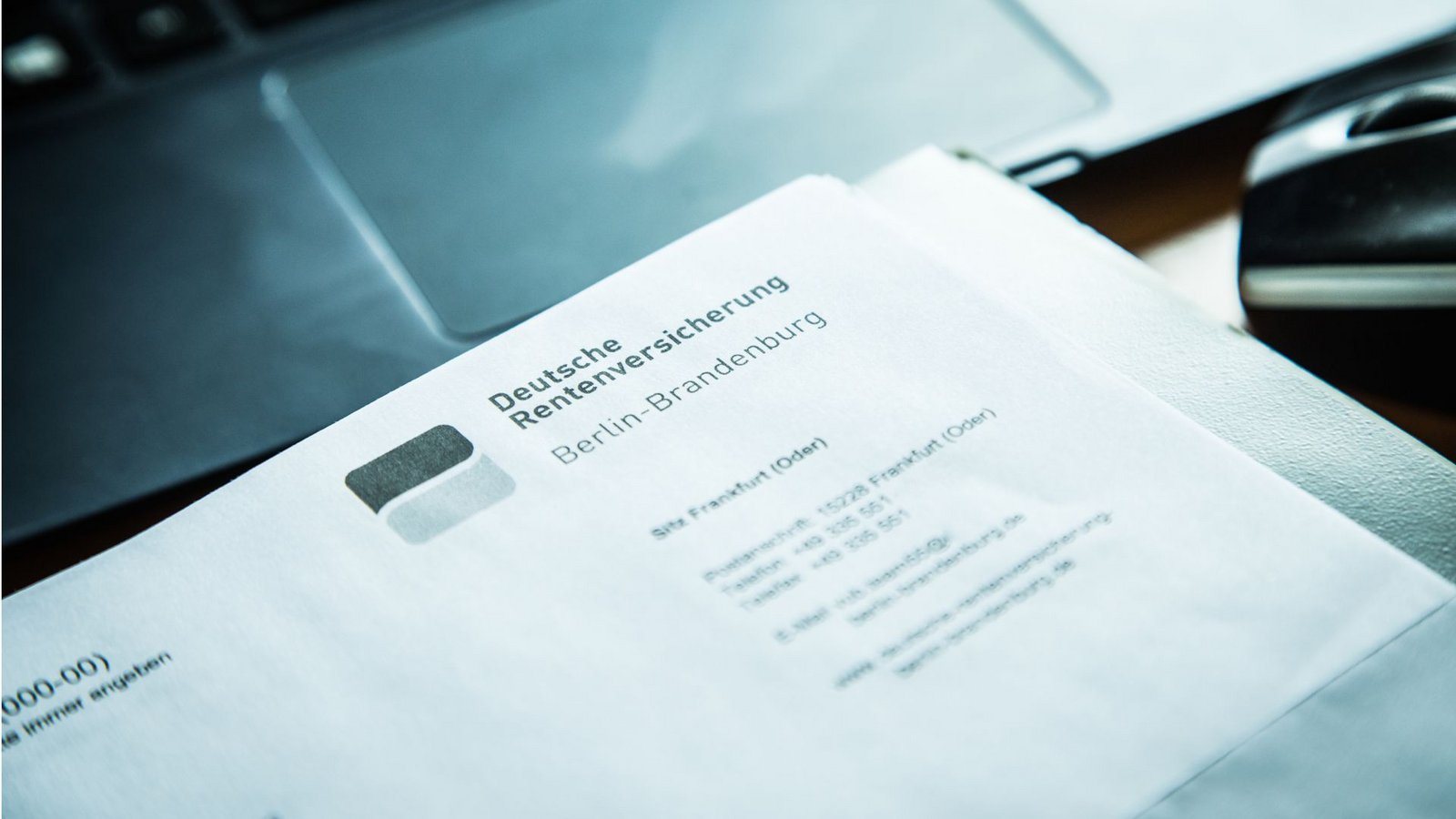 Rentenbescheide können Fehler enthalten, meist aber liegt es daran, dass Informationen fehlen.Foto: Christin Klose/dpa