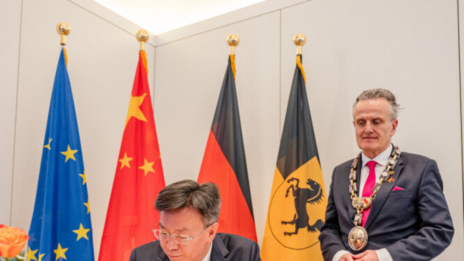 Die OBs von Stuttgart (Frank Nopper) und Nanjing (Li Zhongjun) haben eine Absichtserklärung unterzeichnet, um ihre seit 30 Jahren bestehende Partnerschaft weiter zu vertiefen.Foto: Die OBs von Stuttgart (Frank Nopper) und Nanjing (Li Zhongjun) haben eine Absichtserklärung unterzeichnet, um ihre seit 30 Jahren bestehende Partnerschaft weiter zu vertiefen.Foto: 