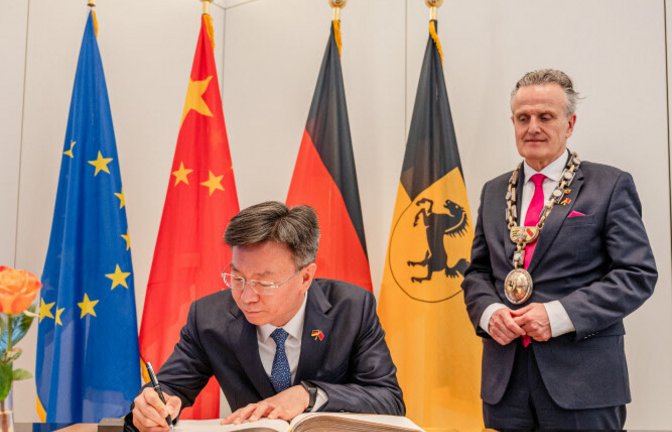 Die OBs von Stuttgart (Frank Nopper) und Nanjing (Li Zhongjun) haben eine Absichtserklärung unterzeichnet, um ihre seit 30 Jahren bestehende Partnerschaft weiter zu vertiefen.<span class='image-autor'>Foto: &nbsp;</span>