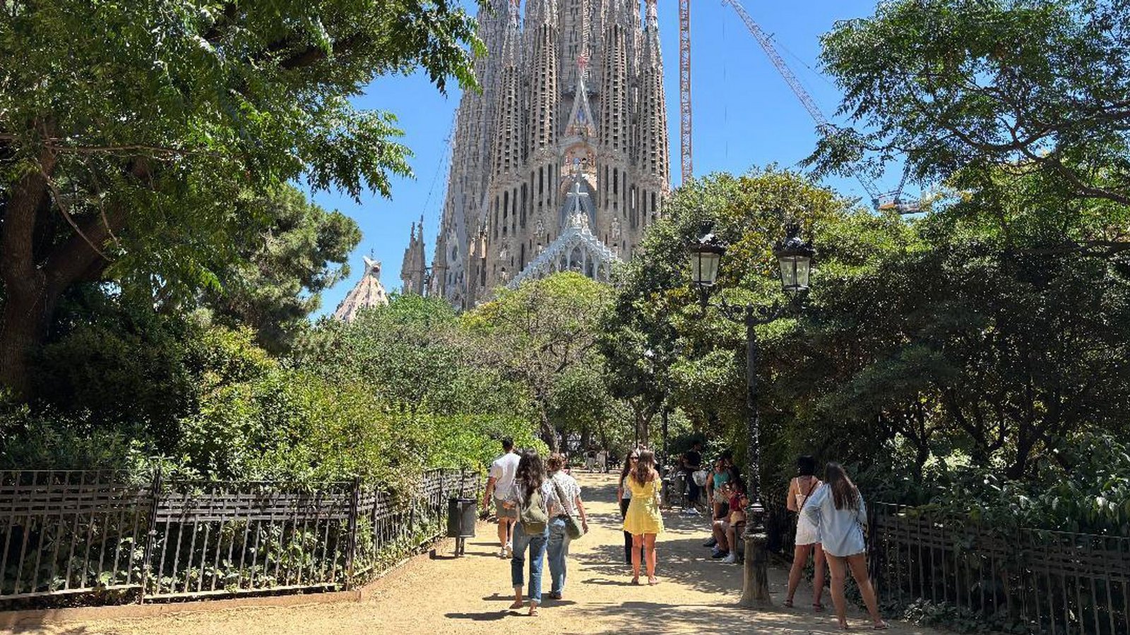 Touristen suchen bei großer Hitze den Schatten auf der Placa de la Sagrada Familia vor der gleichnamigen Basilika in Barcelona. (Archivbild)Foto: Jan Uwe Ronneburger/dpa Touristen suchen bei großer Hitze den Schatten auf der Placa de la Sagrada Familia vor der gleichnamigen Basilika in Barcelona. (Archivbild)Foto: Jan Uwe Ronneburger/dpa