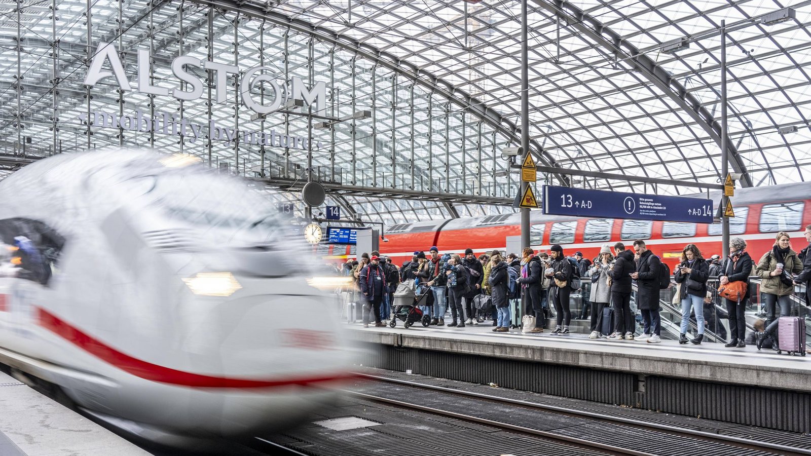 Ein ICE fährt in den Hauptbahnhof in Berlin ein. Ab Sommer 2028 soll es eine neue Direktverbindung von Berlin nach Oslo geben (Symbolfoto).Foto: IMAGO/Jochen Tack/IMAGO/Jochen Tack Ein ICE fährt in den Hauptbahnhof in Berlin ein. Ab Sommer 2028 soll es eine neue Direktverbindung von Berlin nach Oslo geben (Symbolfoto).Foto: IMAGO/Jochen Tack/IMAGO/Jochen Tack