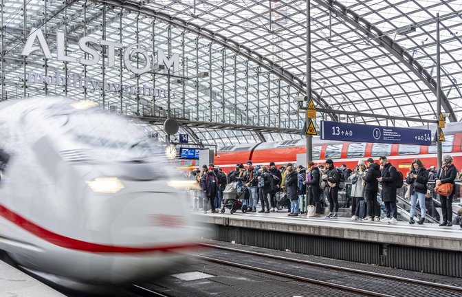 Ein ICE fährt in den Hauptbahnhof in Berlin ein. Ab Sommer 2028 soll es eine neue Direktverbindung von Berlin nach Oslo geben (Symbolfoto).<span class='image-autor'>Foto: IMAGO/Jochen Tack/IMAGO/Jochen Tack</span>