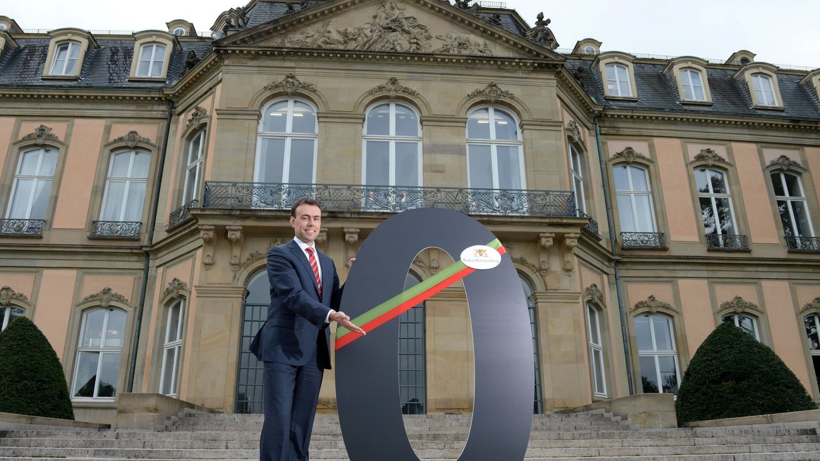 Finanzminister Nils Schmid (SPD) freut sich im September 2014 über das Erreichen der schwarzen Null im Landesetat.Foto: dpa/Bernd Weissbrod Finanzminister Nils Schmid (SPD) freut sich im September 2014 über das Erreichen der schwarzen Null im Landesetat.Foto: dpa/Bernd Weissbrod