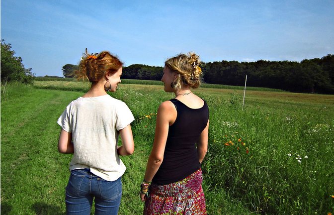Marleen Schwarze (rechts) bei der Vorbesprechung ihres Waldaufenthalts.<span class='image-autor'>Foto: privat/privat</span>