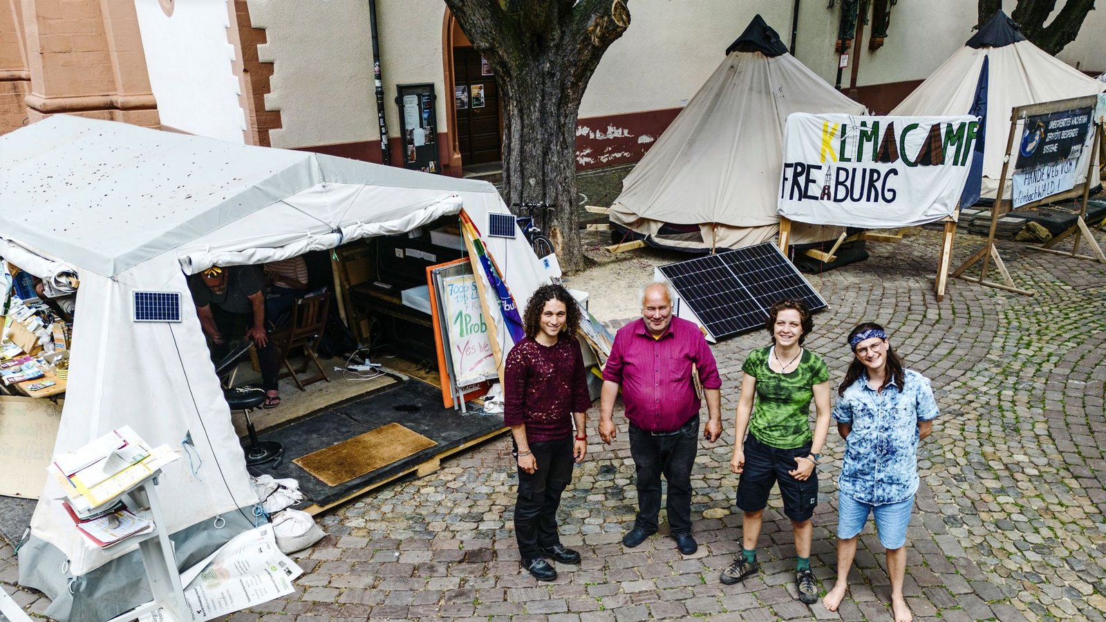 Sie verbringen einen großen Teil ihrer Freizeit am Klimacamp: Yael Engel, Karl-Heinz Tack, Mera Pötzsch und Franz Armbruster (v. l.).
Foto: Andreas ReinerFoto: Sie verbringen einen großen Teil ihrer Freizeit am Klimacamp: Yael Engel, Karl-Heinz Tack, Mera Pötzsch und Franz Armbruster (v. l.).
Foto: Andreas ReinerFoto: 