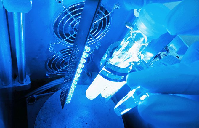 In dem Röhrchen wird mithilfe von Licht   Wasserstoff produziert.<span class='image-autor'>Foto: &nbsp;</span>