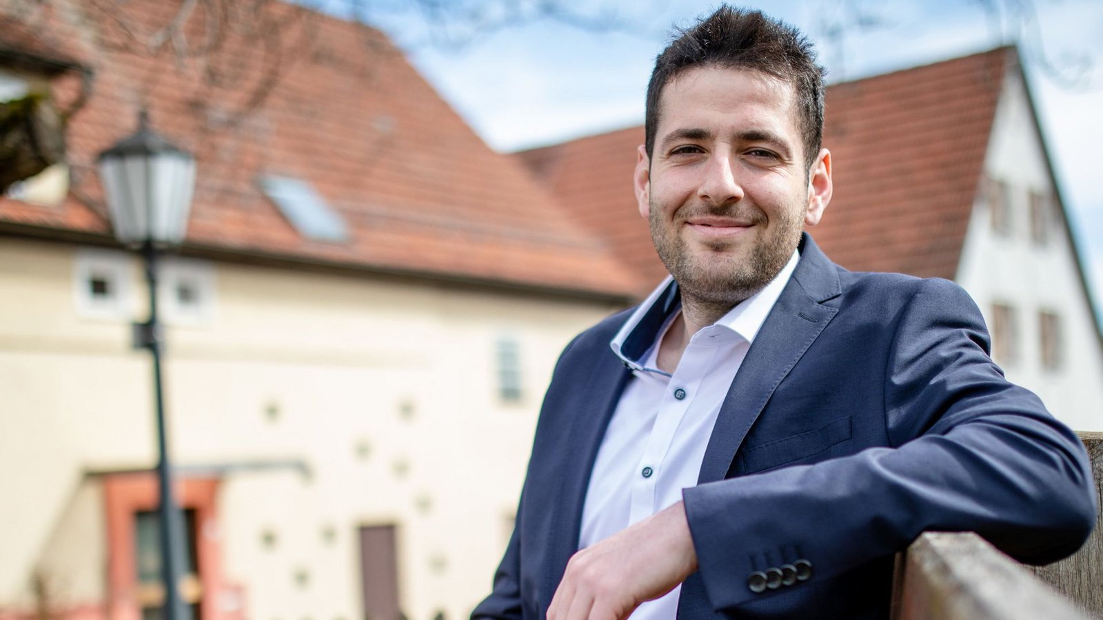Ryyan Alshebl hat ab Juni das Sagen im Rathaus der schwäbischen Gemeinde Ostelsheim (Kreis Calw).Foto: dpa/Christoph Schmidt Ryyan Alshebl hat ab Juni das Sagen im Rathaus der schwäbischen Gemeinde Ostelsheim (Kreis Calw).Foto: dpa/Christoph Schmidt