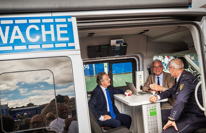 Bald selbst auf Streife? Innenminister Thomas Strobl (Mitte) mit Stuttgarts Oberbürgermeister Frank Nopper (li.) und Polizeipräsident Markus Eisenbraun während der Europameisterschaft 2024 in der mobilen Polizeiwache.<span class='image-autor'>Foto: Lichtgut/Max Kovalenko</span>
