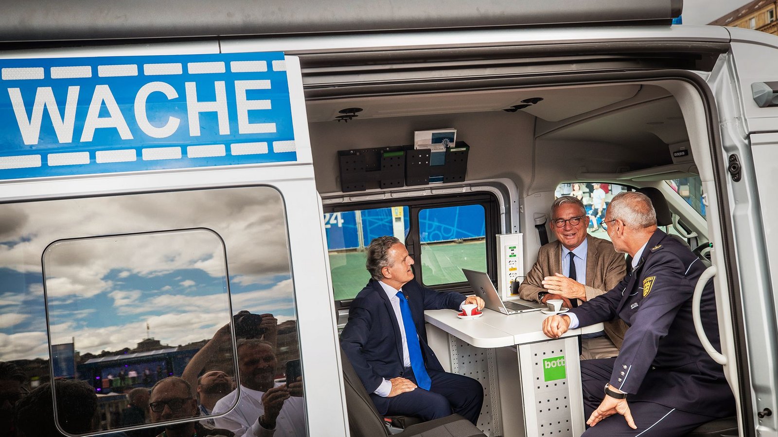 Bald selbst auf Streife? Innenminister Thomas Strobl (Mitte) mit Stuttgarts Oberbürgermeister Frank Nopper (li.) und Polizeipräsident Markus Eisenbraun während der Europameisterschaft 2024 in der mobilen Polizeiwache.Foto: Lichtgut/Max Kovalenko