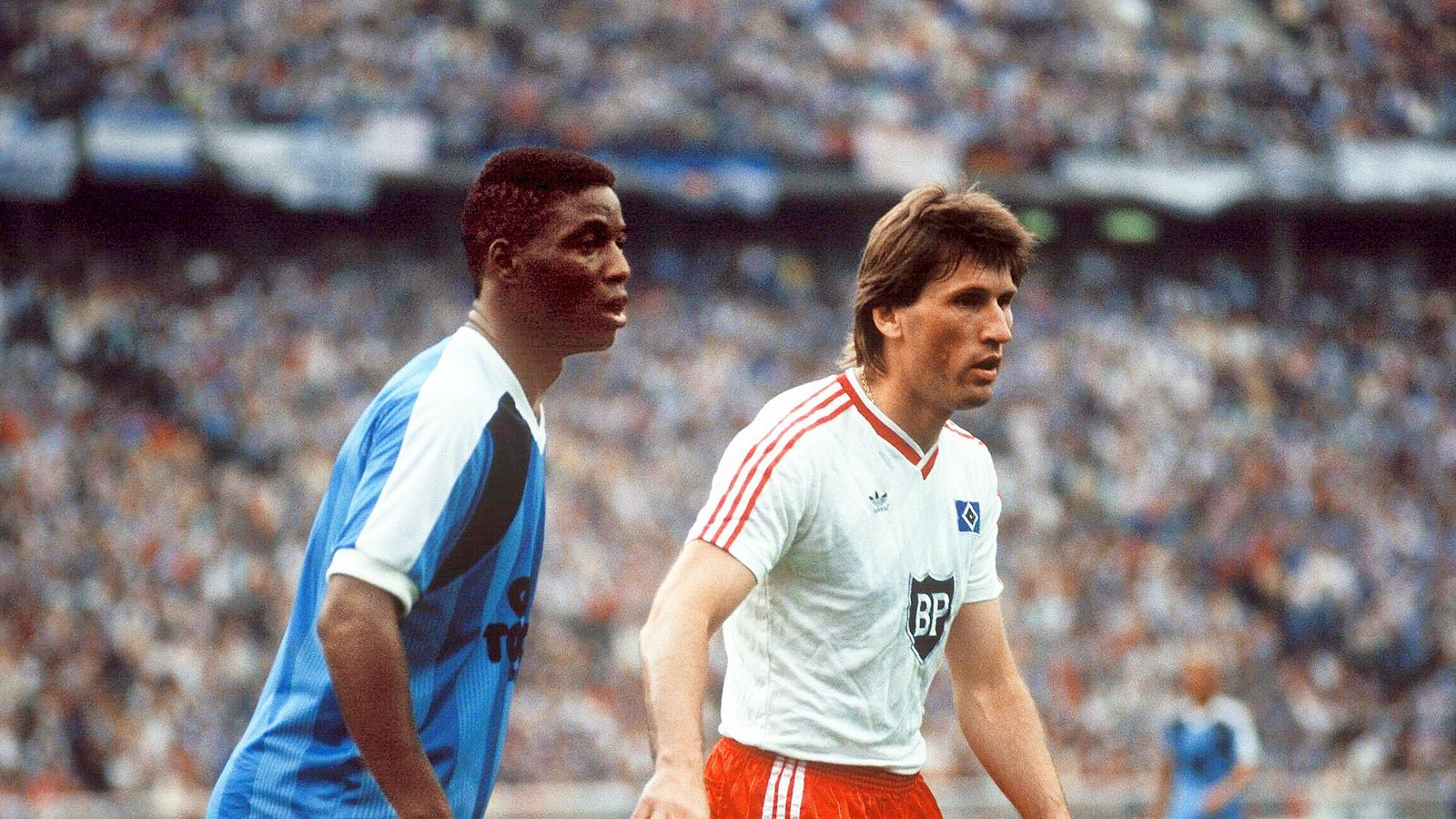 Duell: Anthony Baffoe gegen HSV-Nationalspieler Manfred KaltzFoto: imago/imago
