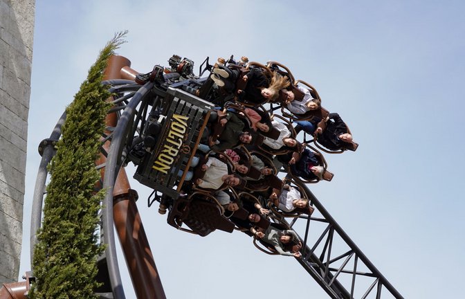 Gedulden müssen sich Besucher im Europa-Park derzeit, wenn sie die neueste Achterbahn „Voltron“ fahren wollen. (Archivbild)<span class='image-autor'>Foto: IMAGO/Wirestock/ via imago-images.de</span>