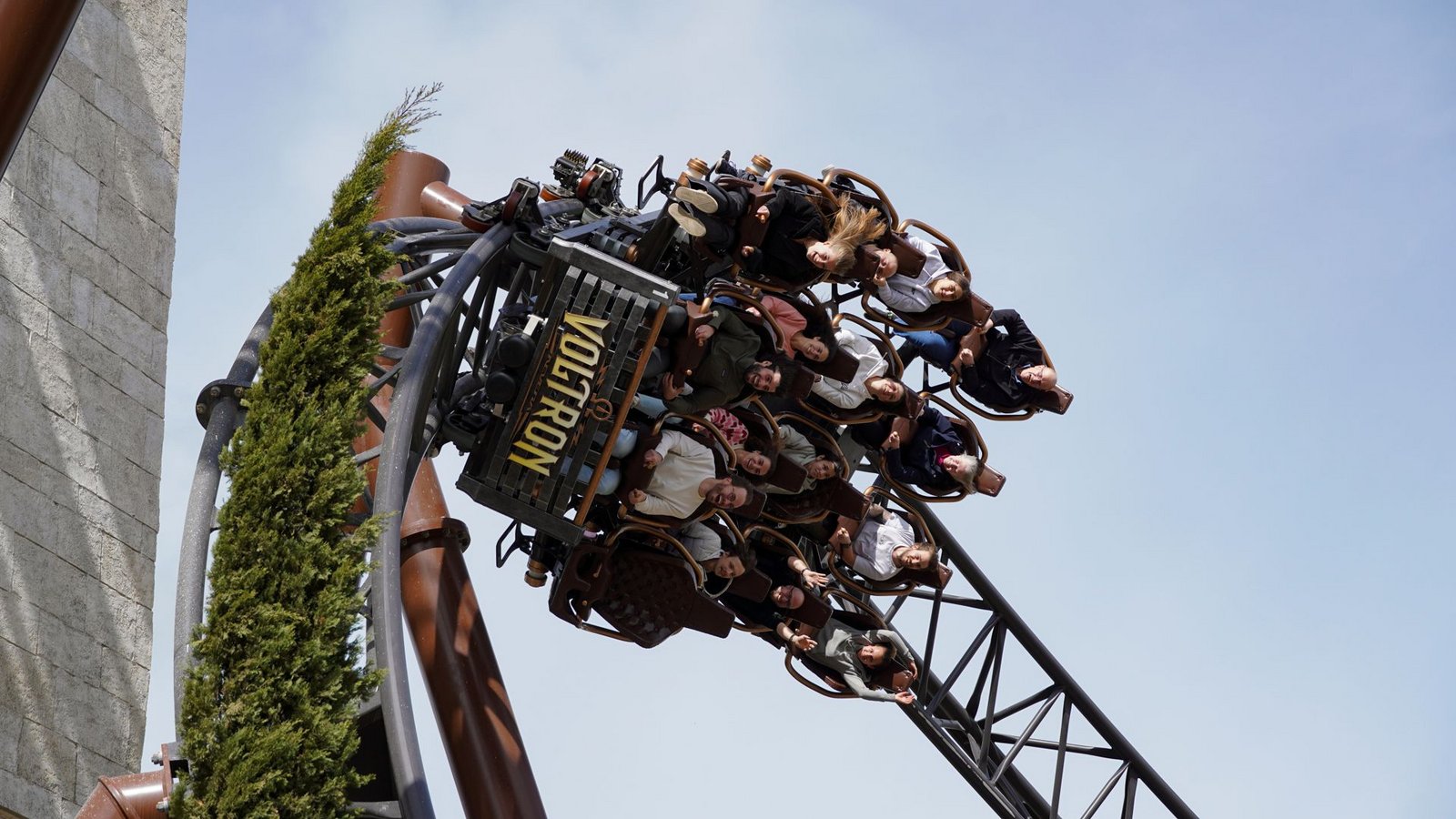 Gedulden müssen sich Besucher im Europa-Park derzeit, wenn sie die neueste Achterbahn „Voltron“ fahren wollen. (Archivbild)Foto: IMAGO/Wirestock/ via imago-images.de Gedulden müssen sich Besucher im Europa-Park derzeit, wenn sie die neueste Achterbahn „Voltron“ fahren wollen. (Archivbild)Foto: IMAGO/Wirestock/ via imago-images.de