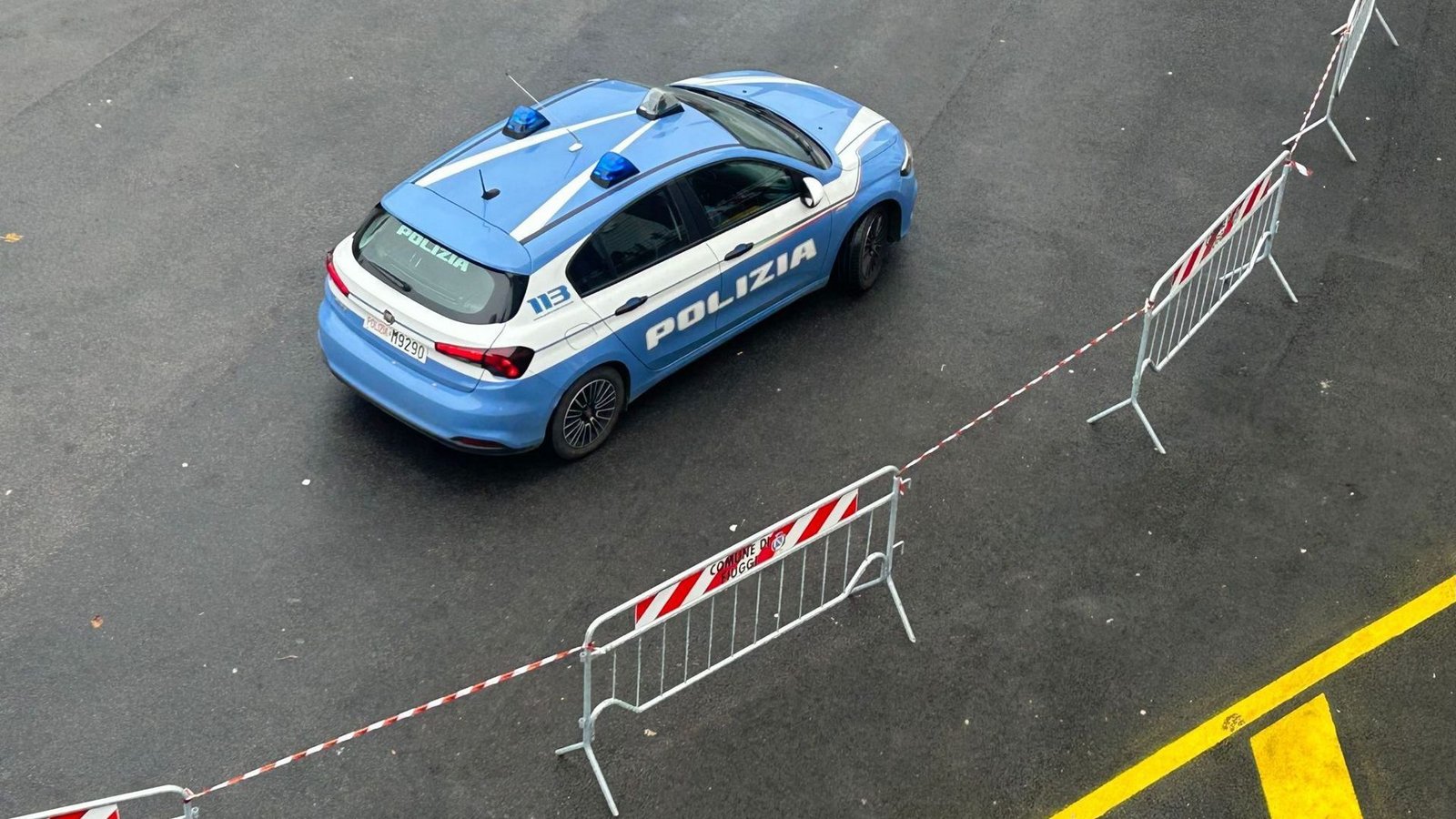Ein Auto der italienischen Polizei steht vor einer Absperrung. Wegen eines schwerwiegenden Falls von Selbstjustiz ist eine italienische Geschäftsfrau zu 18 Jahren Haft verurteilt worden (Symbolfoto).Foto: Christoph Sator/dpa Ein Auto der italienischen Polizei steht vor einer Absperrung. Wegen eines schwerwiegenden Falls von Selbstjustiz ist eine italienische Geschäftsfrau zu 18 Jahren Haft verurteilt worden (Symbolfoto).Foto: Christoph Sator/dpa
