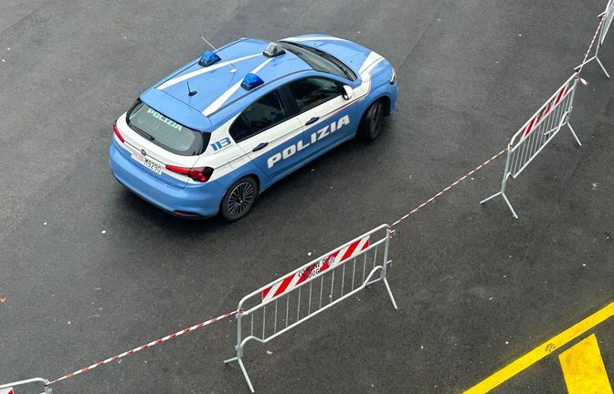 Ein Auto der italienischen Polizei steht vor einer Absperrung. Wegen eines schwerwiegenden Falls von Selbstjustiz ist eine italienische Geschäftsfrau zu 18 Jahren Haft verurteilt worden (Symbolfoto).<span class='image-autor'>Foto: Christoph Sator/dpa</span>