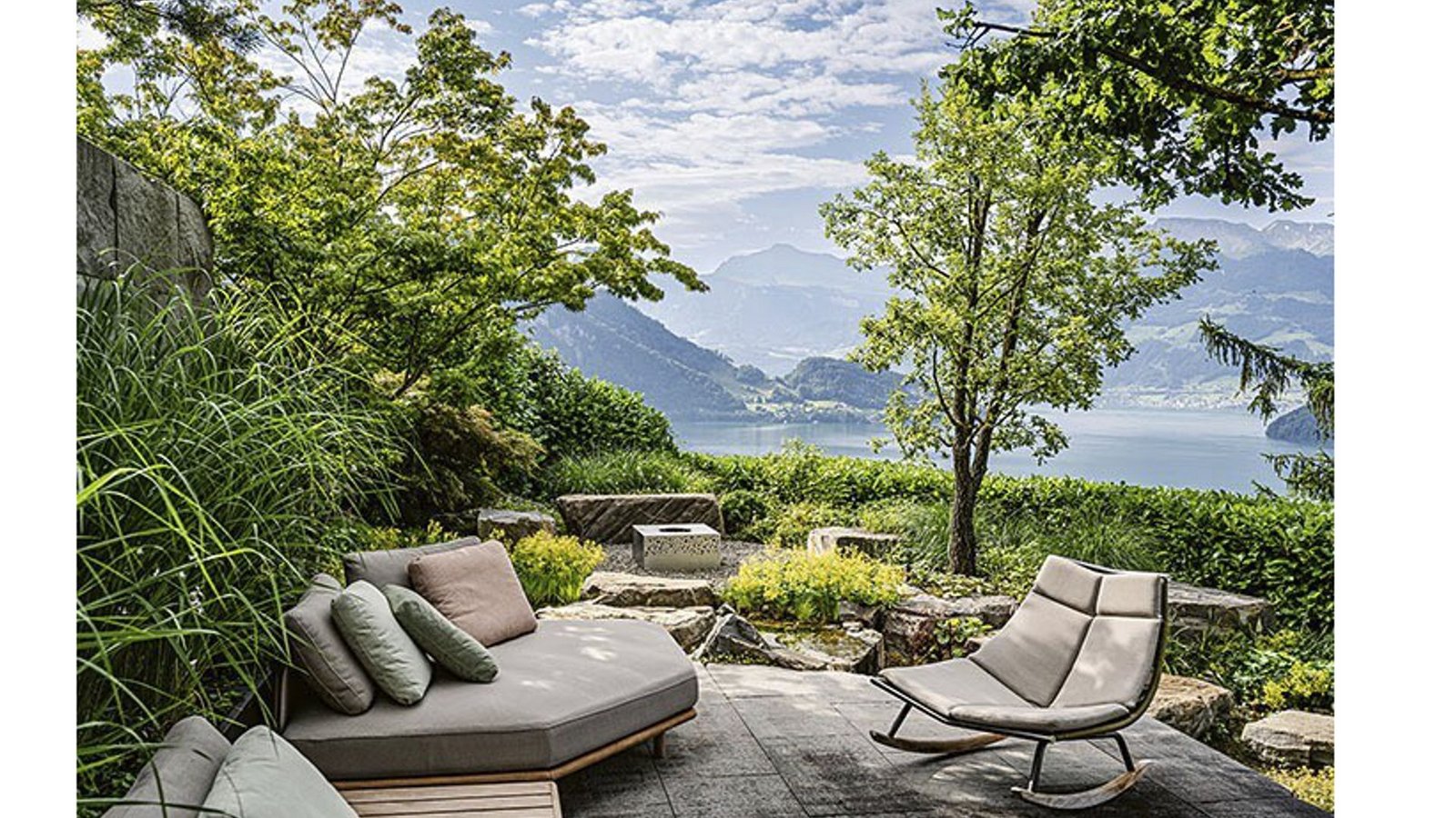 In dem Garten sollte nicht zu erkennen sein, was die Natur und was der Mensch geschaffen hat. Das ist Berg fraglos gelungen. Die Terrasse liegt auf einem zumindest seitlich unbehauenen Felsen, Bäume fungieren als natürliche Schattenspender . . .Foto: Fer­di­nand Graf Luck­ner