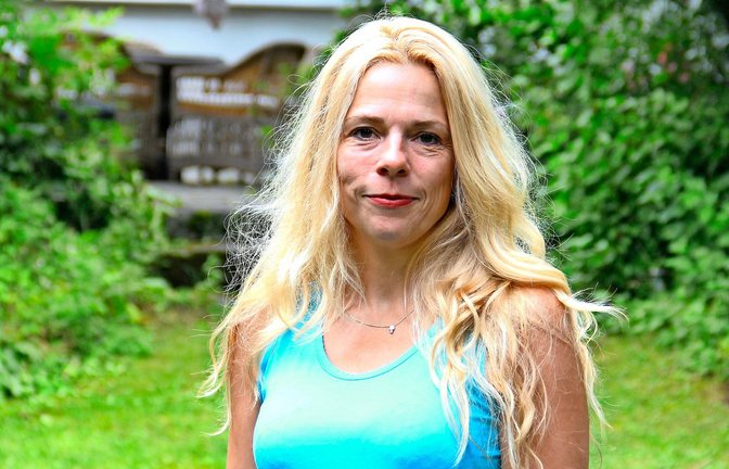 Die Schriftstellerin Eva-Maria Bast im Garten ihres Hauses am Rand der Altstadt von Überlingen<span class='image-autor'>Foto: Uli Fricker</span>