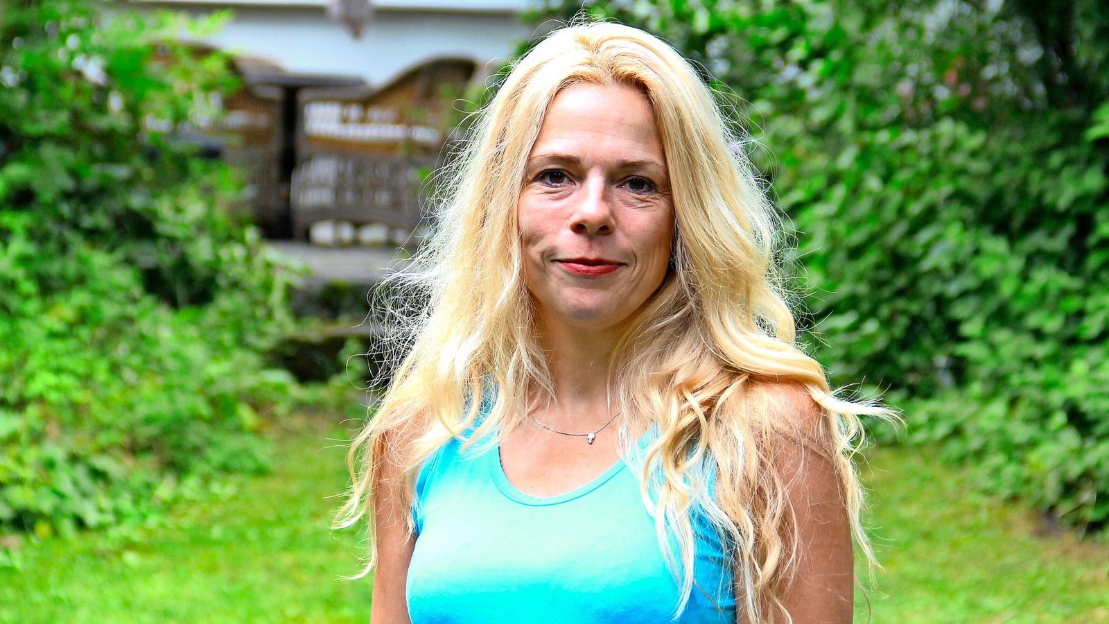 Die Schriftstellerin Eva-Maria Bast im Garten ihres Hauses am Rand der Altstadt von ÜberlingenFoto: Uli Fricker Die Schriftstellerin Eva-Maria Bast im Garten ihres Hauses am Rand der Altstadt von ÜberlingenFoto: Uli Fricker