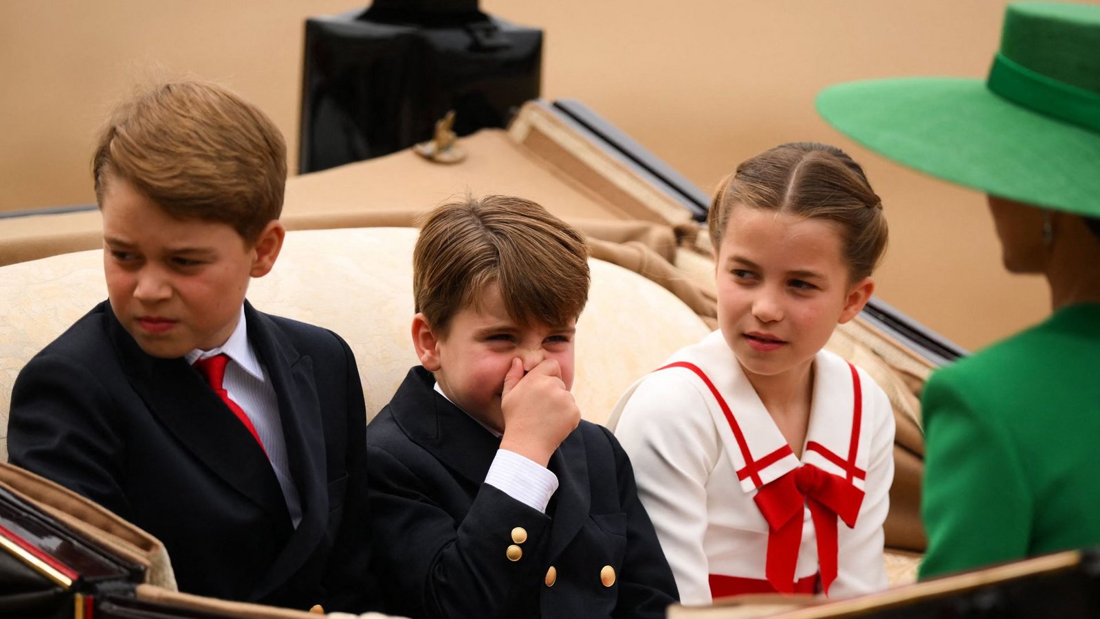 Im vergangenen Jahr fuhren George, Charlotte und Louis zum zweiten Mal in der Kutsche mit – und der jüngste Wales-Spross erfreute mit den niedlichsten Grimassen.Foto: AFP/DANIEL LEAL